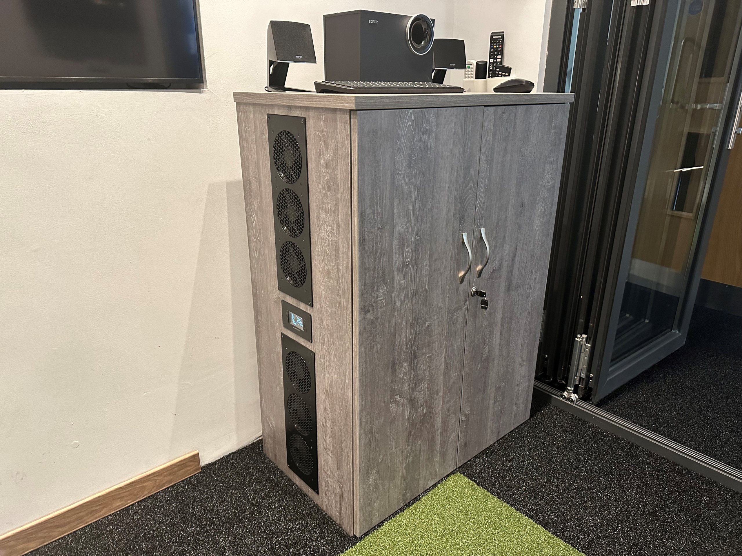 pc cabinet with cooling system